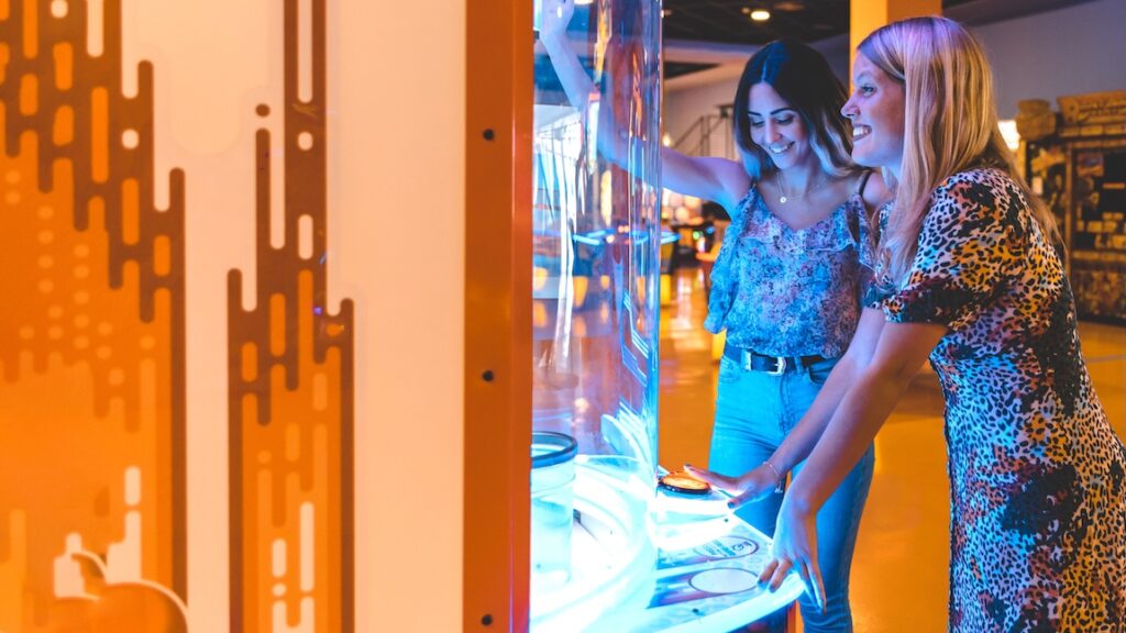 retail, experiencia del cliente, fidelización, marketing emocional, generación Z, millennials, punto de venta, estrategia comercial, comportamiento del consumidor, tienda física, Willard Manrique, Grupo Crosland