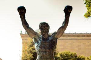 Rocky Balboa, Sylvester Stallone, cine motivacional, historia del cine, Hollywood, Rambo, Creed, películas icónicas, boxeo, cultura pop, liderazgo empresarial
